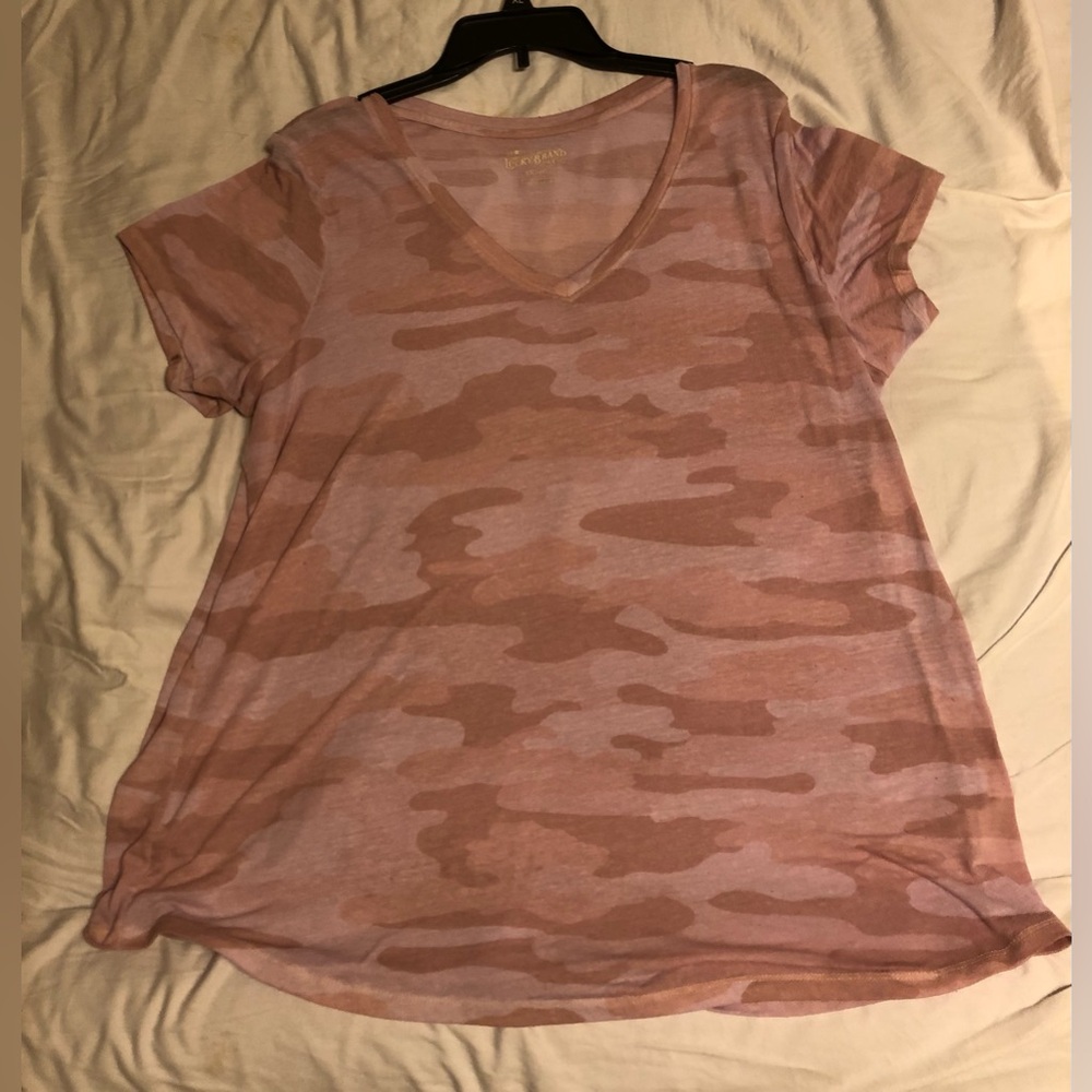 Lucky brand Short sleeve t shirt pink camo type design size 1X preowned cond. - Picture 5 of 6